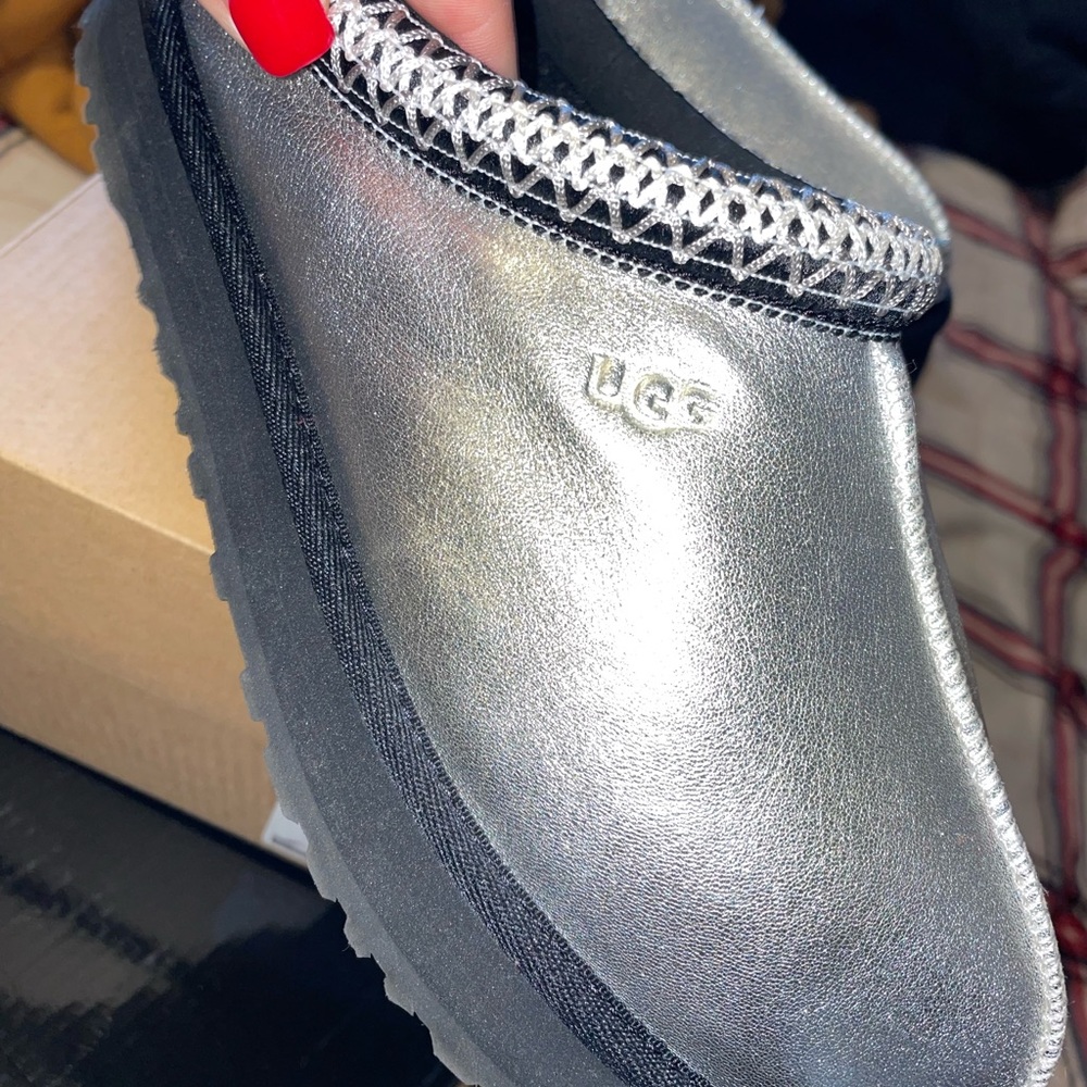 Brand new Uggs size 5 youth womens 7.